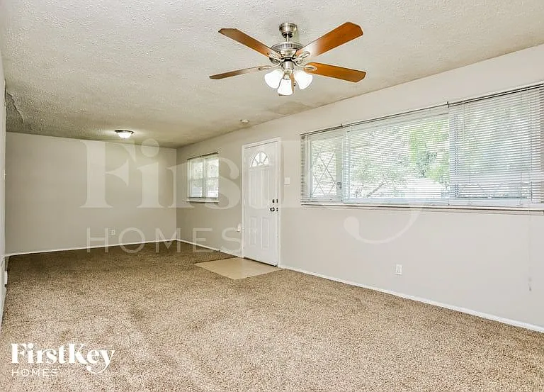 508 Saratoga Ln — Photo 4