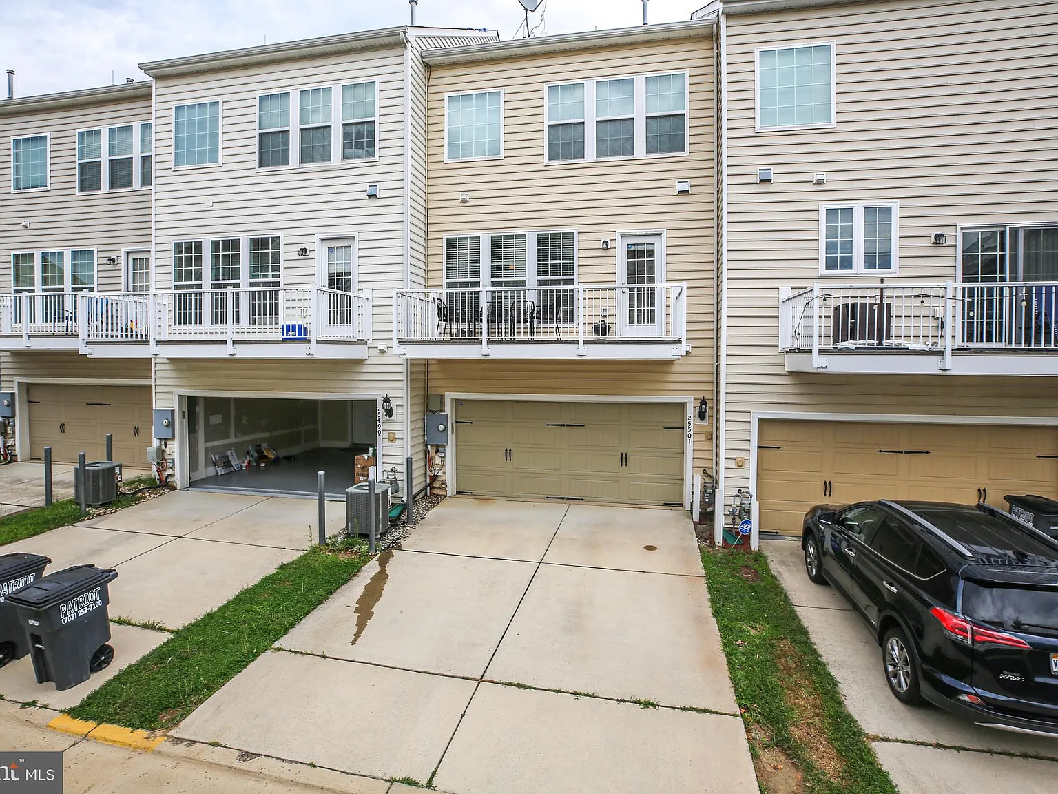 4 bed, 3.5 bath, 2120 sqft, $3,150 — Photo 2