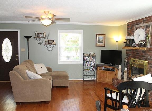 3rd image of 127 Brookridge Ln