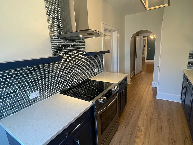 614 E 49th St #B — Photo 12
