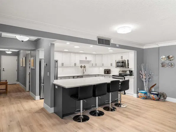 2425 90th Ave SW #207, Calgary, AB T2V 4X8