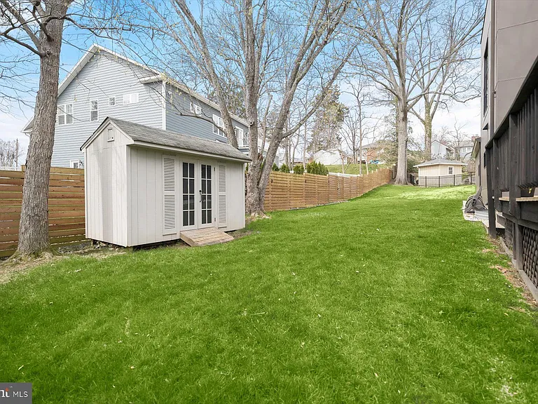 3004 N Underwood St — Photo 52