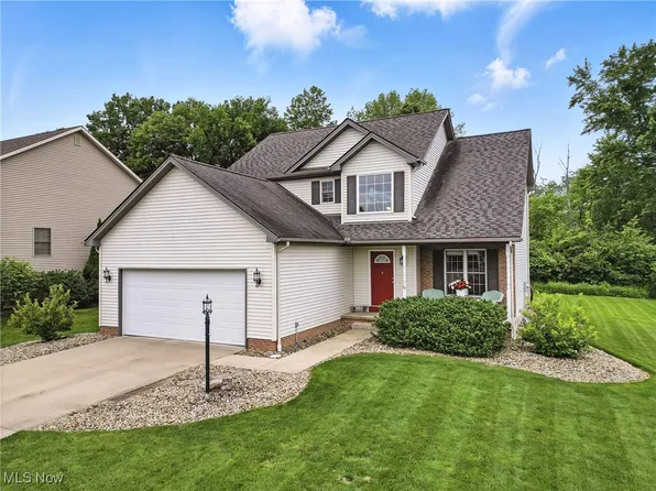 10450 Carrousel Woods Dr, New Middletown, OH 44442