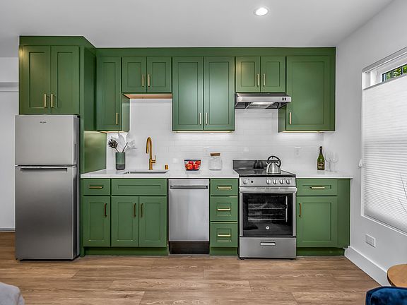 5th image of 3035 Baker St #1