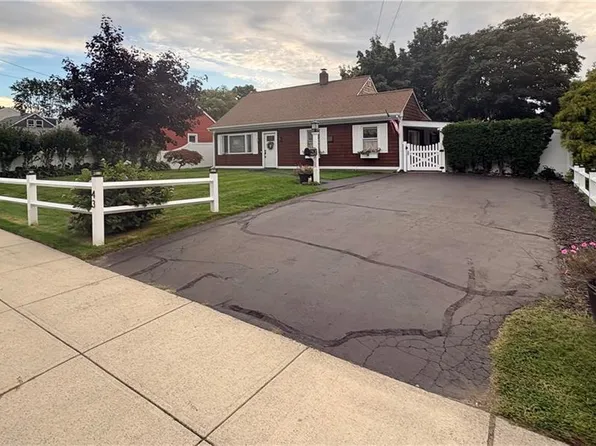 43 Greenway Dr, Bristol, RI 02809