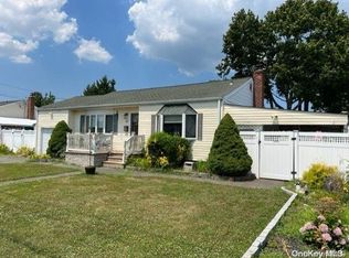 21 Seward St, West Babylon, NY 11704