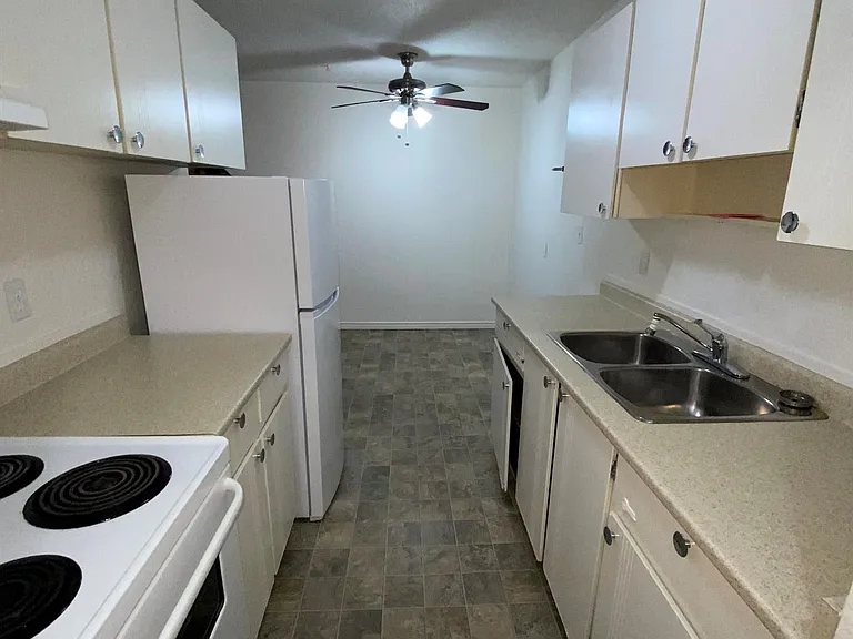 1500 Boundary Cres #406 — Photo 13