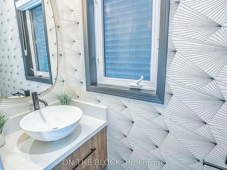 49 Leslie St — Photo 9