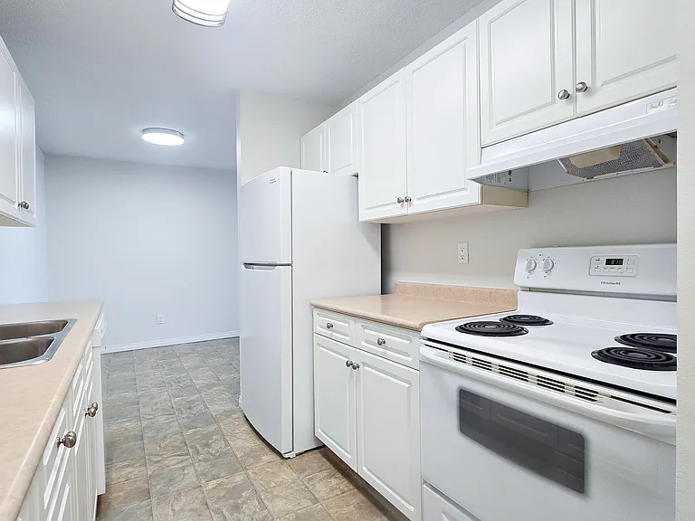 5045 Whitemud Rd NW — Photo 20