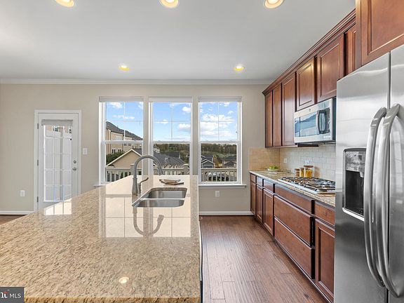 3rd image of 209 Apricot St