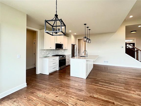 3rd image of 306 Stoneridge Ct