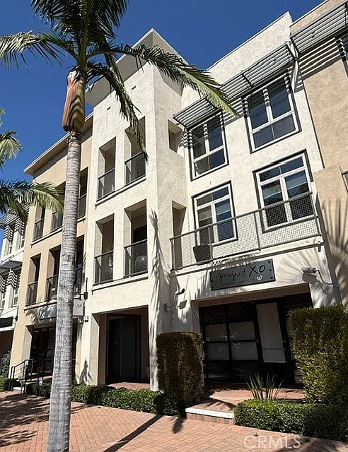 61 Vantis Dr