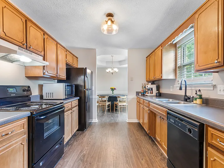 2423 Sawmill St — Photo 13