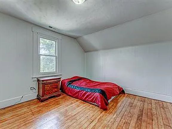 3rd image of 859 Stewart St