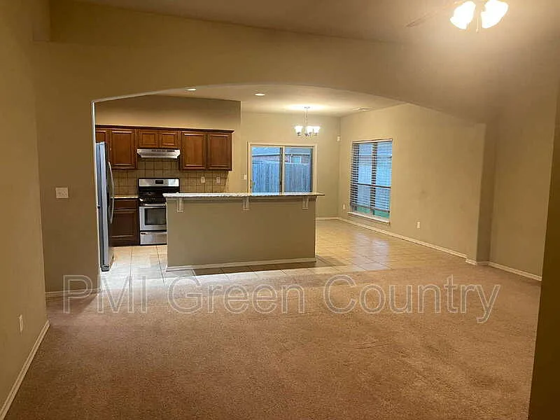 3 bed, 2.0 bath, 1700 sqft, $1,700 — Photo 3