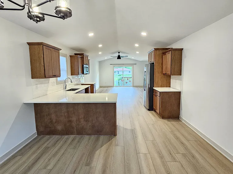 210 E Broadway St — Photo 4