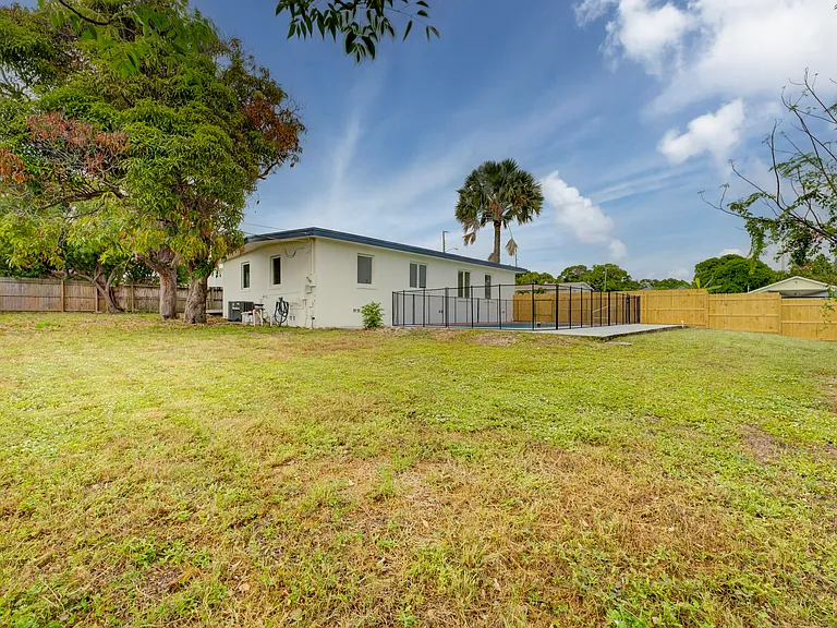 840 Bradley St — Photo 33