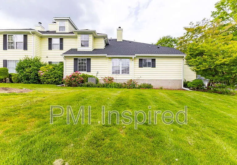 2404 Buckingham Cir — Photo 4