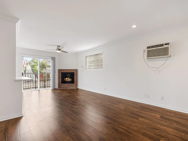 4070 Redwood Ave — Photo 2
