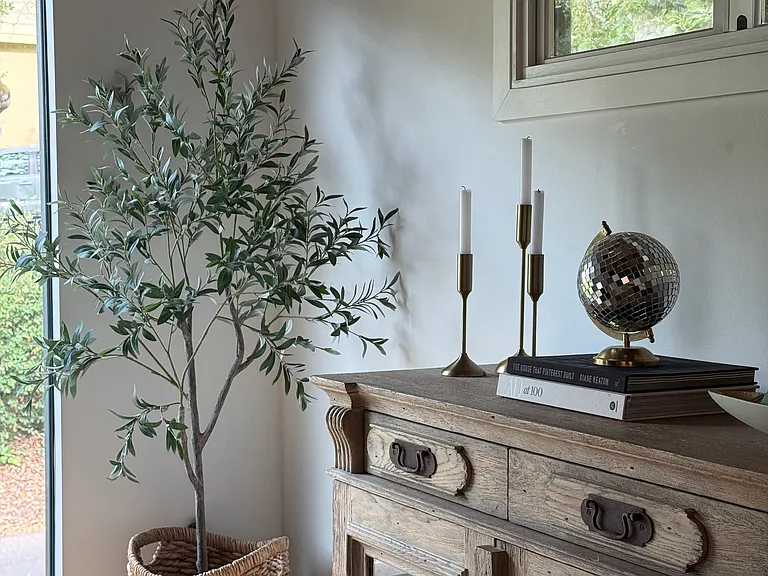 242 N Almenar Dr — Photo 2