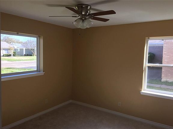 4th image of 1323 Cloverdale Dr