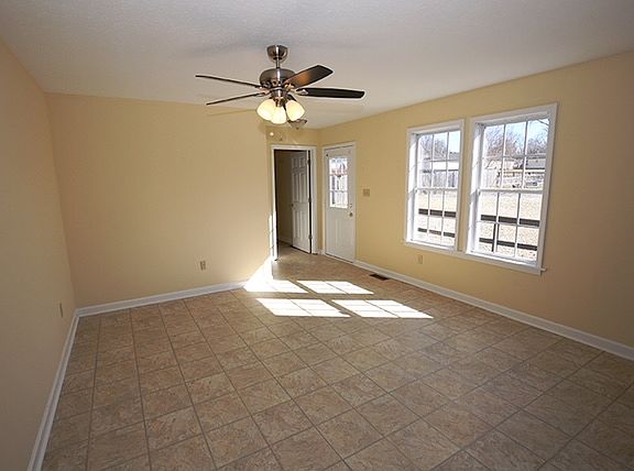 4th image of 310 Easton Cir