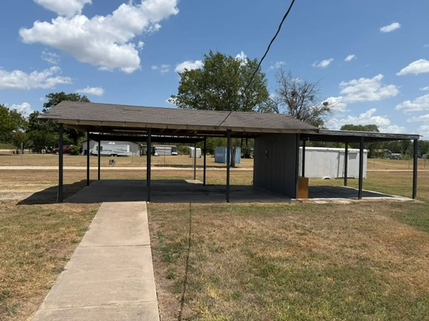Outskirts of Waco with Office Space — Photo 4