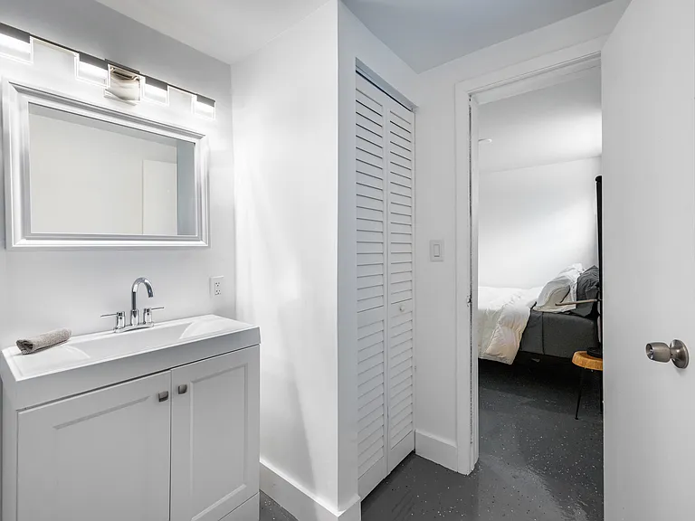 725 NE 7th St #B — Photo 2