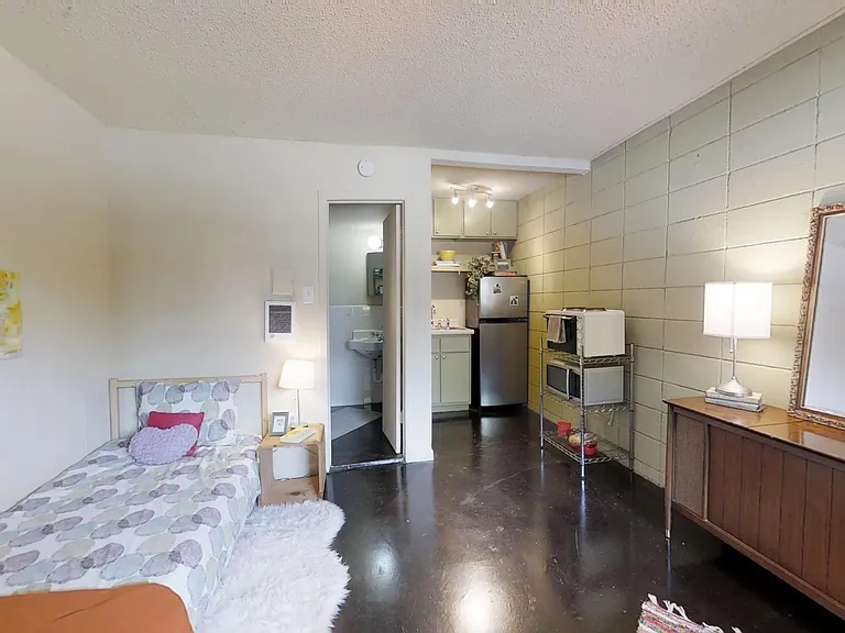 Elmwood Pl. Apts. — Photo 4