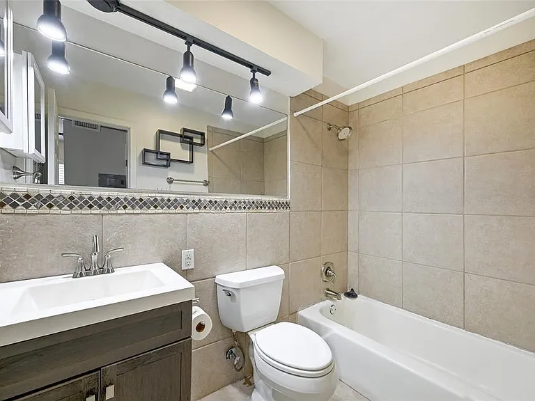1510 W 6th St #212 — Photo 16