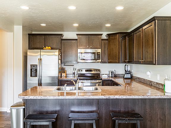 3rd image of 2525 W Cottonwood Dr