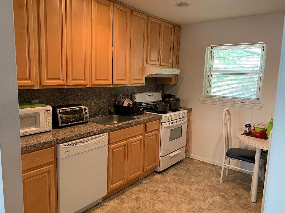 1st image of 90 McLoughlin St