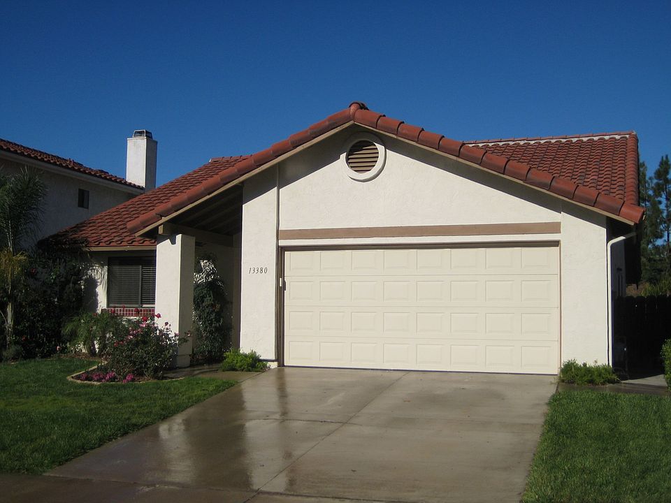 Beautiful Single Story Home Close to Schools and Shopping