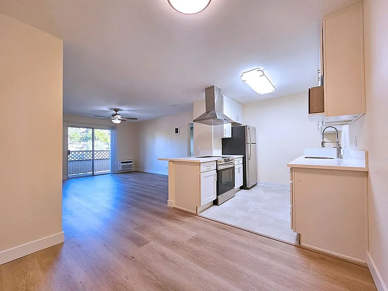 Parklane Apartments — Photo 12