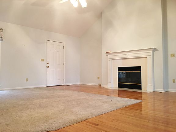 Entrance, cozy fireplace !