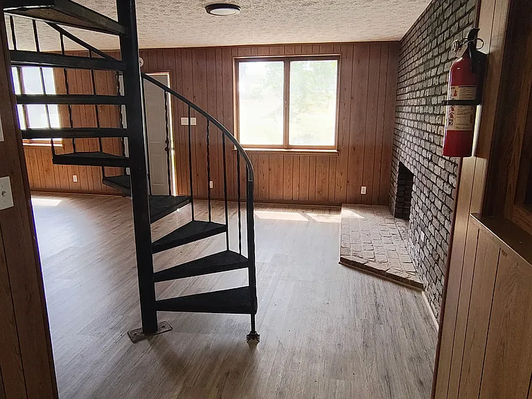 352 Main St — Photo 22