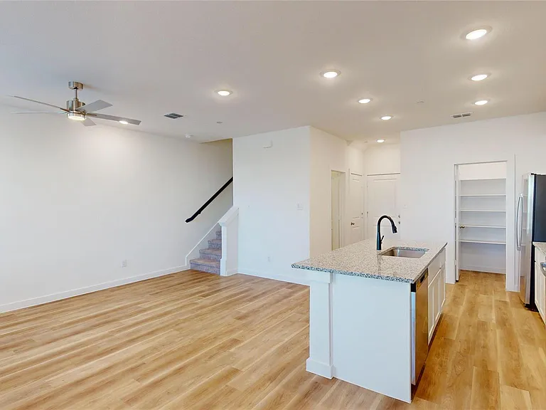 2916 Elle Dr — Photo 9