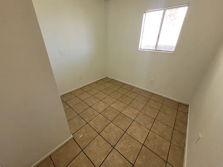 1131 S Avenue C — Photo 3