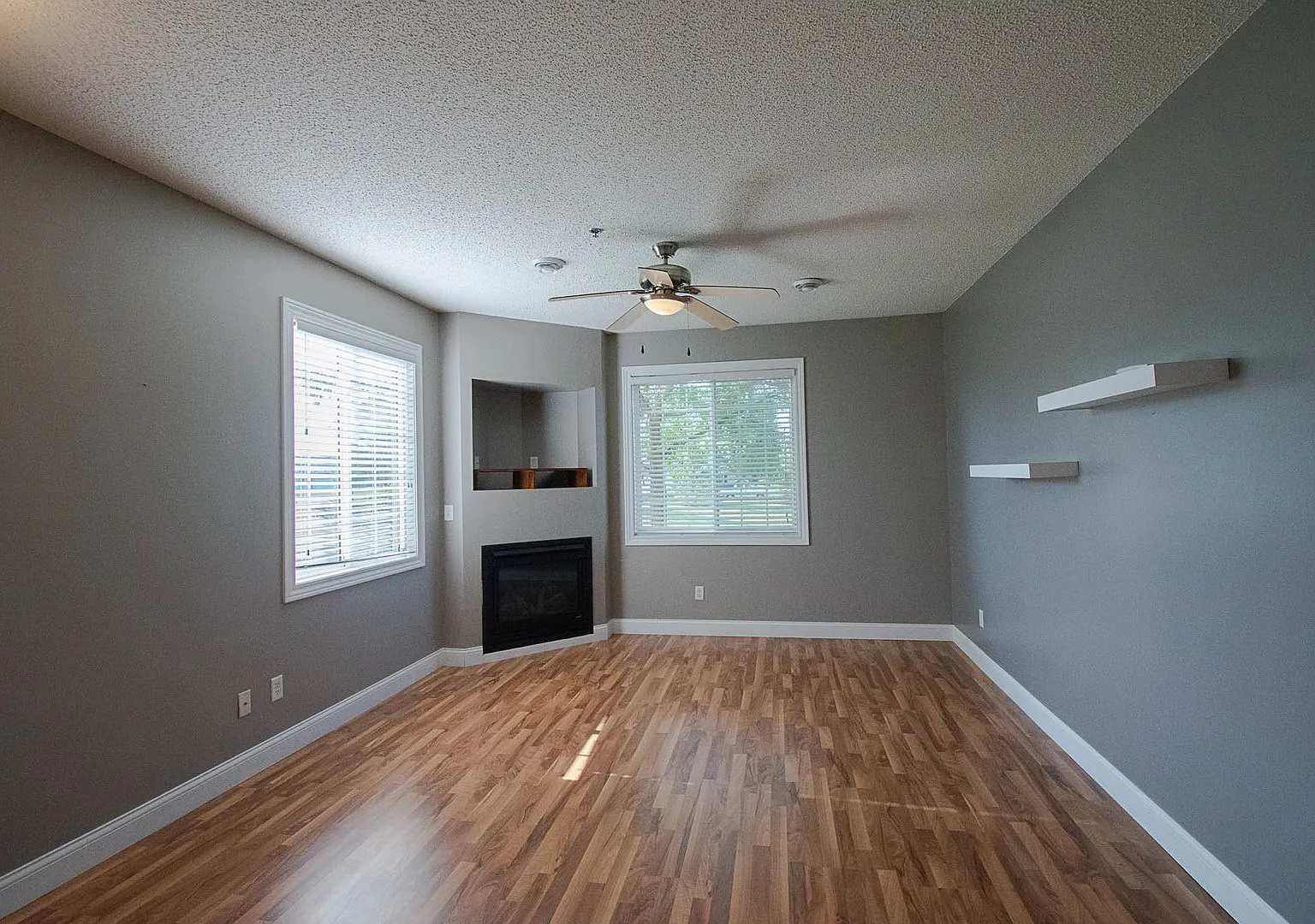 Beautiful Boulder Ridge end unit townhome w/upgrades throughout! — Photo 2