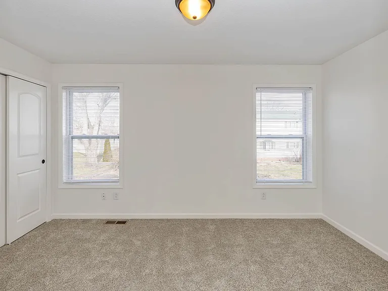 542 W Main St — Photo 16