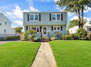27 Chestnut St, Edison, NJ 08817