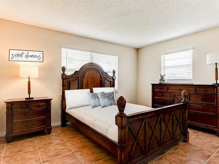 774 NW Floresta Dr — Photo 10