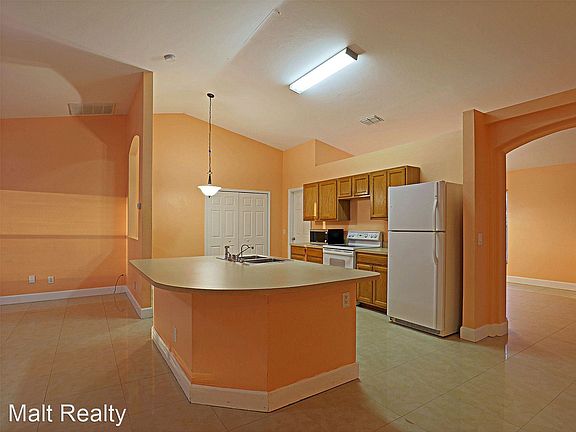 4th image of 302 NW 17th Ave