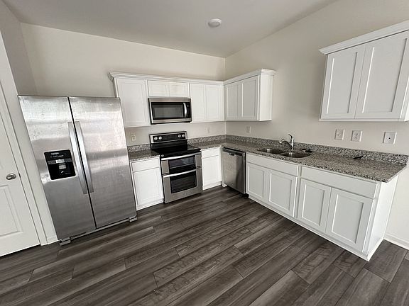 3rd image of 100 Swindon Dr