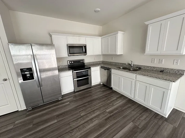 100 Swindon Dr — Photo 3