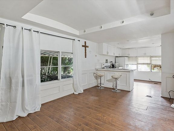 4th image of 2 Canterbury Dr