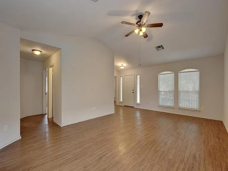 136 Strawn — Photo 4