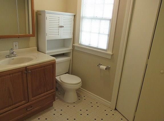 Full bath with laundry space