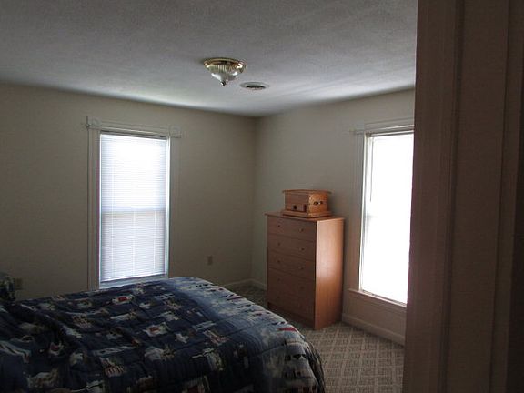 3rd image of 252 Lynwood Ave #B