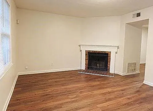 2 bed, 2.5 bath, 4400 sqft, $1,399 — Photo 3